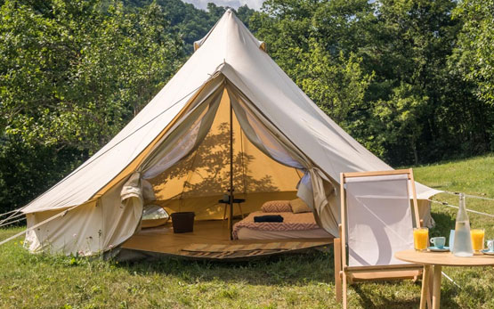 Suministros esenciales para acampar al aire libre.